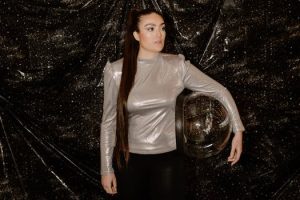 Holographic Fashion Experiences Transcend Physical Limitations
