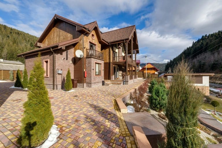 Mountain Retreats: Designing Homes in Natural Landscapes